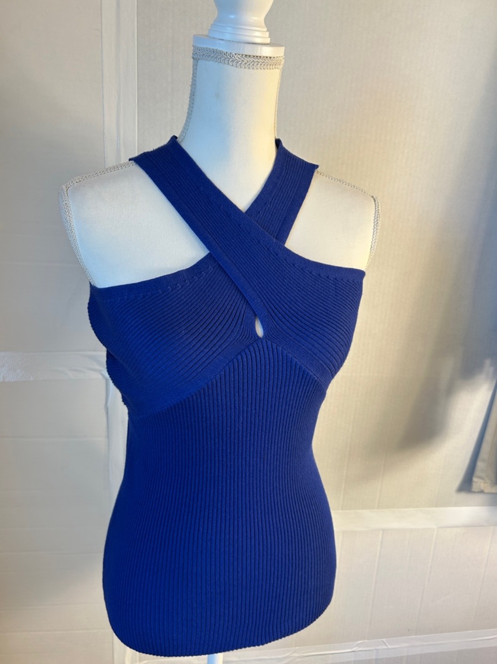 NWT Vine & Love Womens Royal Blue Ribbed Criss Cross Cropped Halter Top. Sz S